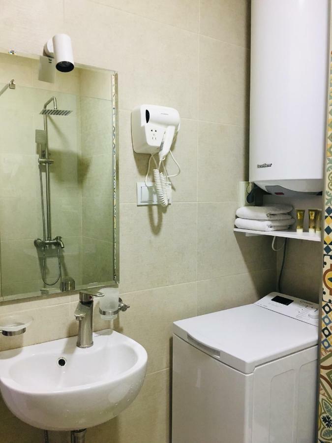 מחינג'אורי Yellow Room With Sea View מראה חיצוני תמונה