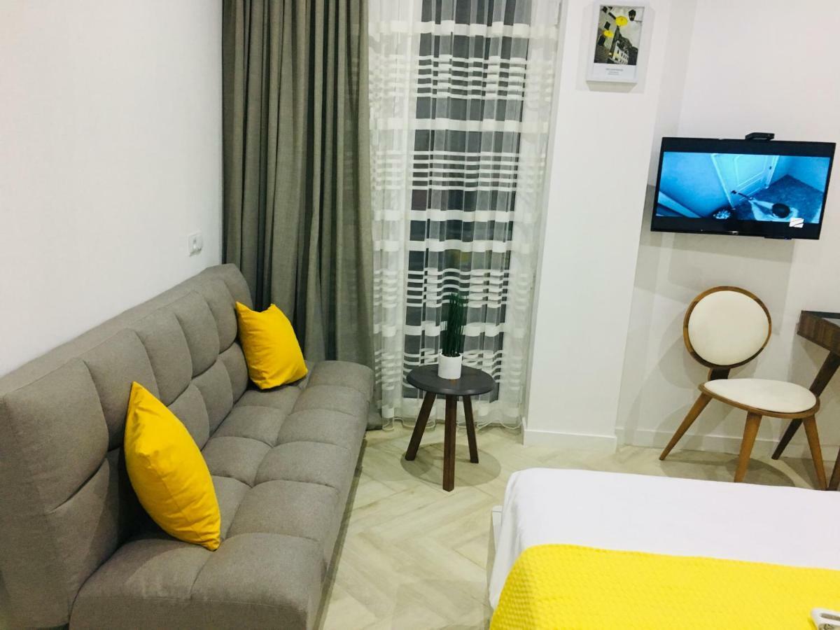 מחינג'אורי Yellow Room With Sea View מראה חיצוני תמונה
