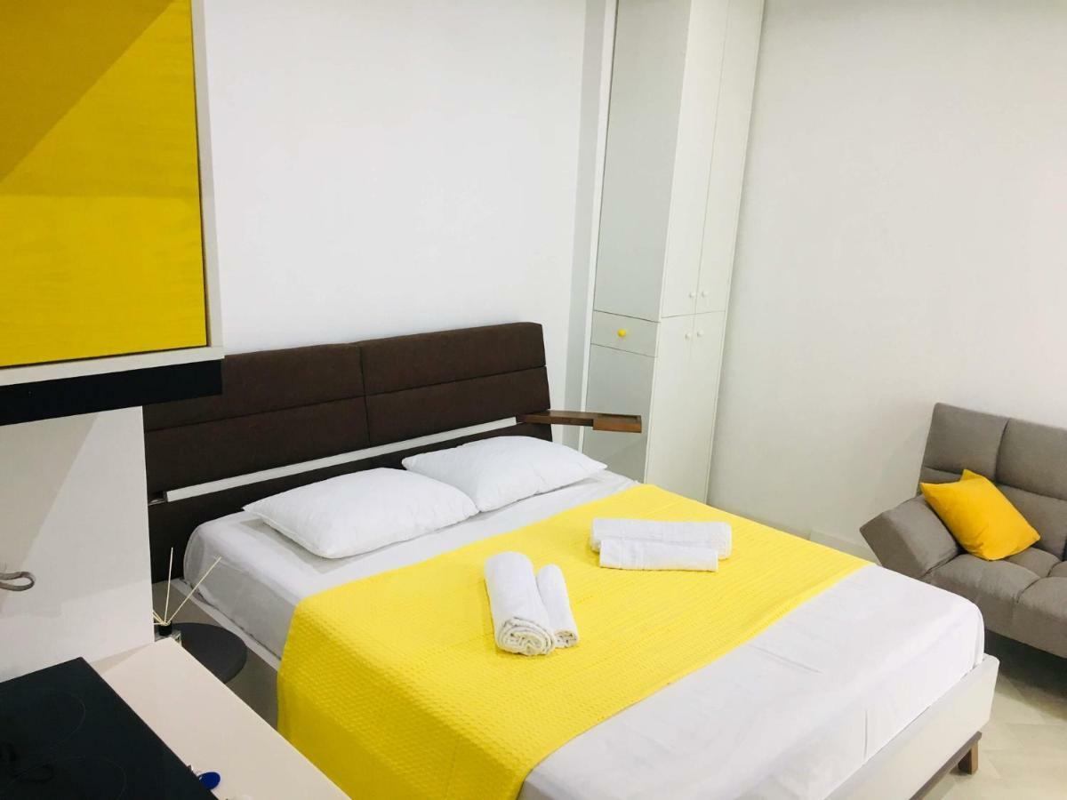 מחינג'אורי Yellow Room With Sea View מראה חיצוני תמונה