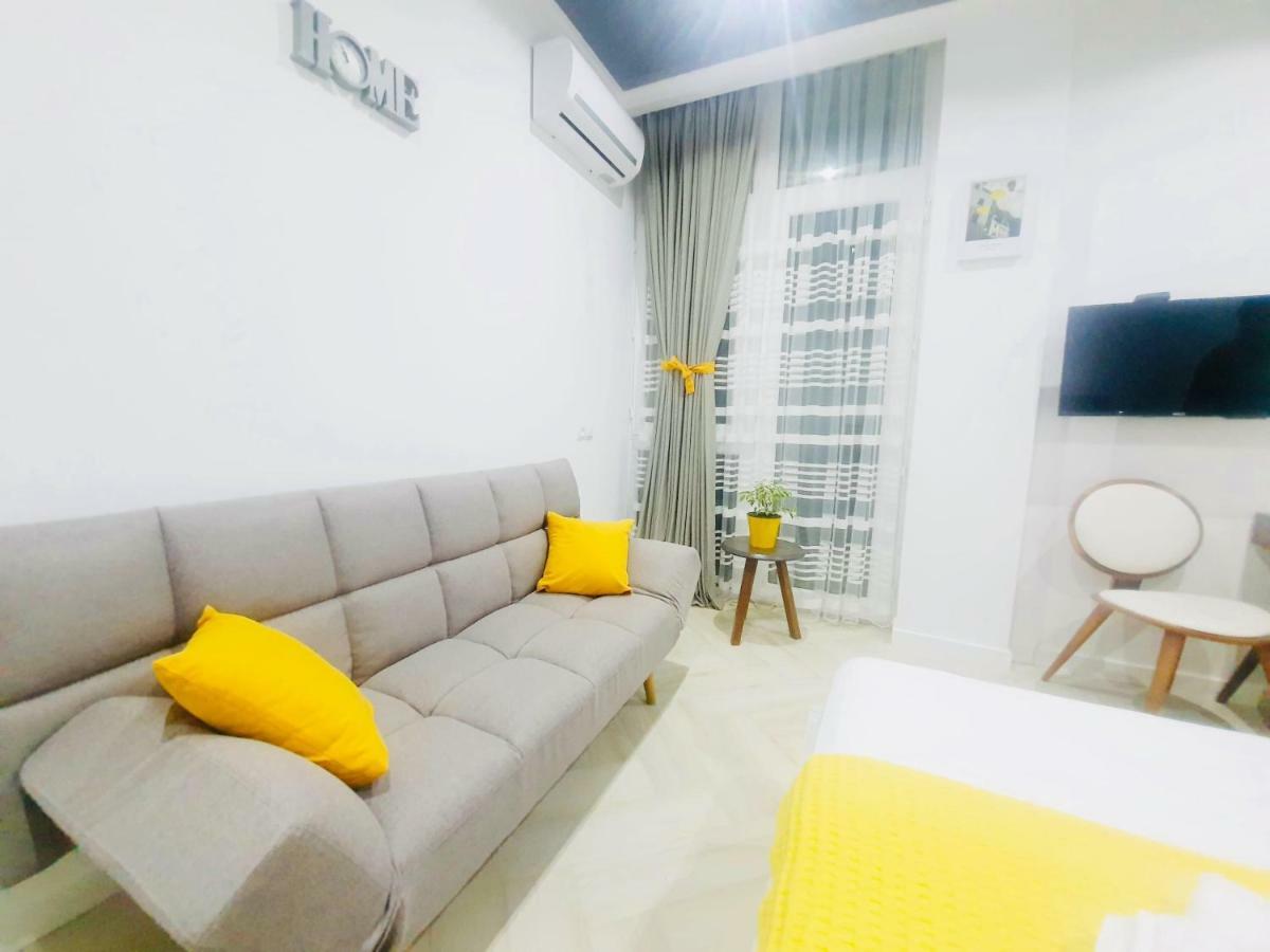 מחינג'אורי Yellow Room With Sea View מראה חיצוני תמונה